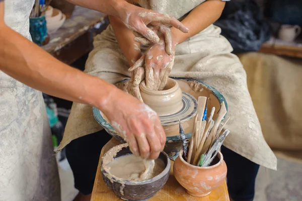 Potter insegna come fare vaso di argilla — Foto Stock