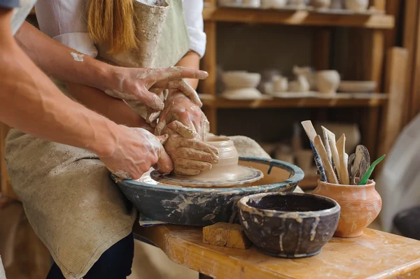 Поттер учит, как сделать глиняный горшок — стоковое фото
