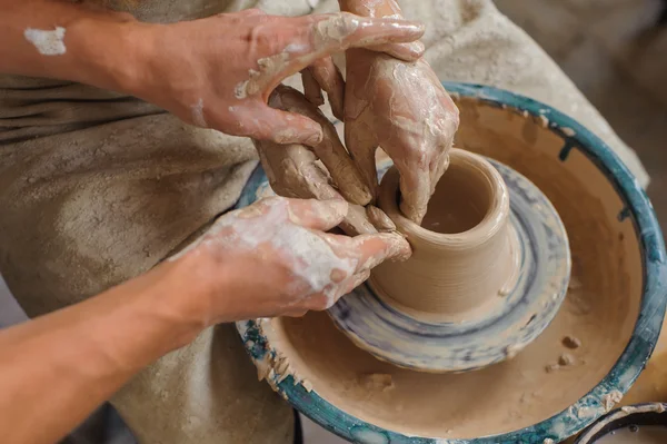 Potter teaches how make clay pot — Free Stock Photo