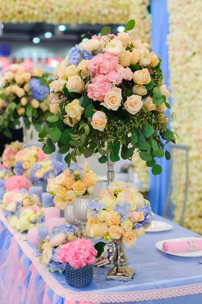 Wedding flowers on table dinner — Stock Photo, Image