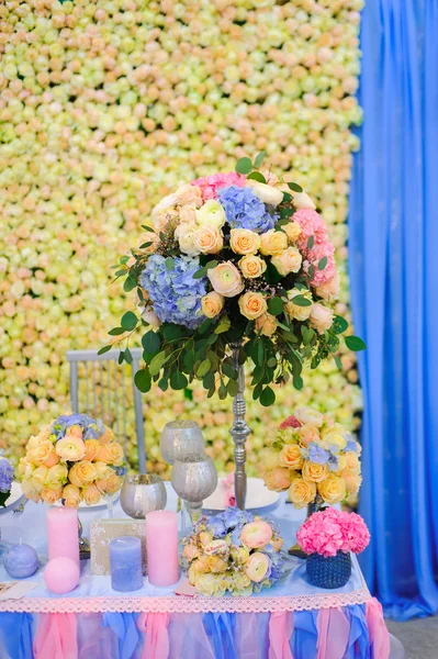 Wedding flowers on table dinner — Stock Photo, Image