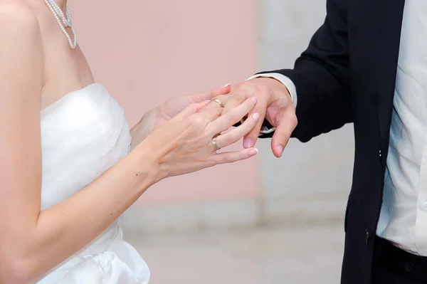 Brud att sätta en vigselring på en brudgummens finger — Stockfoto