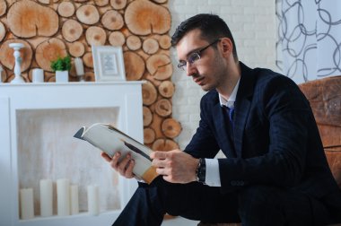 Onun dergisi ile genç güzel şık adam portresi