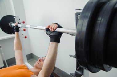 Bench press halter yapan erkek