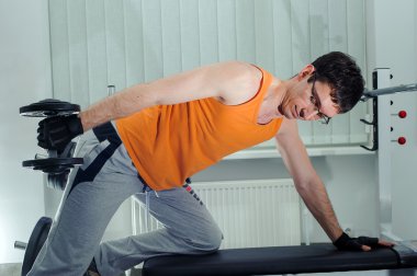 Dumbbells ile eller için egzersizler