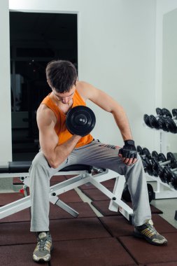 Dumbbells ile eller için egzersizler