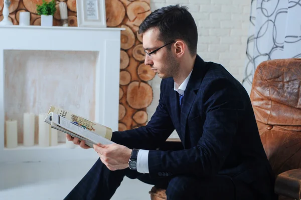 Retrato de jovem belo homem elegante com revista em seu — Fotografia de Stock