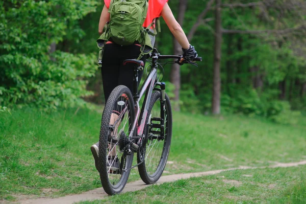 Menina andando de bicicleta na floresta — Fotografia de Stock