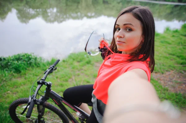 Κορίτσι κάνει selfie για το ποδήλατο — Φωτογραφία Αρχείου