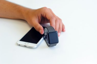 Masanın üzerinde akıllı izle