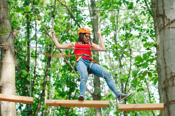 Mujer en el parque de cuerdas — Foto de Stock