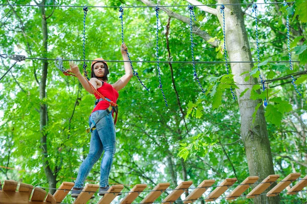 Mujer en el parque de cuerdas — Foto de Stock