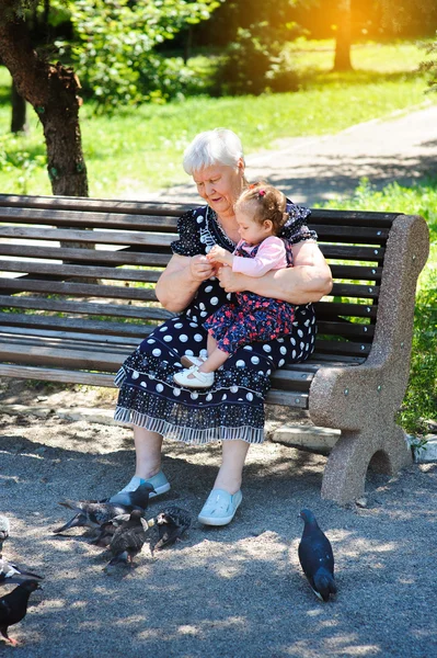 Бабушка и внучка прогуливаются по парку — стоковое фото