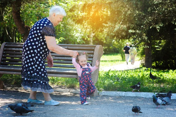 Grandmother and granddaughter walk in the park — Stock Photo, Image