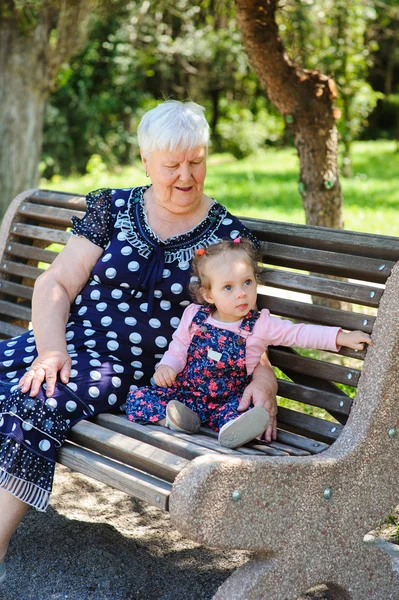 Grandmother and granddaughter walk in the park — Stock Photo, Image