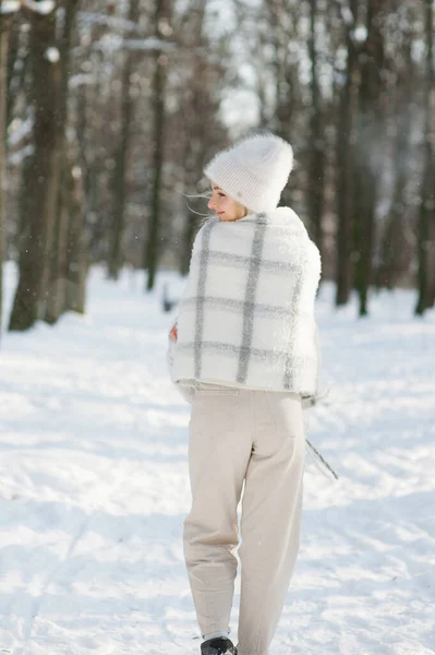 Leuke Jonge Vrouw Portret Winter Outdoor Ontspanning — Stockfoto