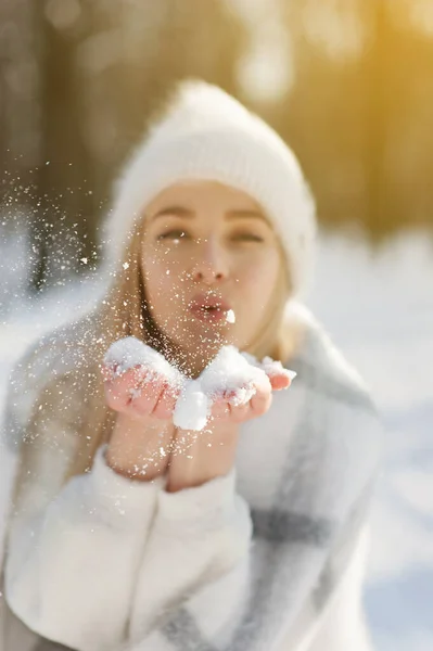 可爱的年轻女子肖像 冬季户外休憩 — 图库照片