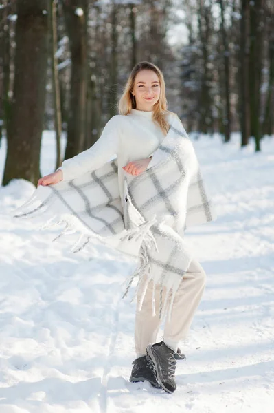 Leuke Jonge Vrouw Portret Winter Outdoor Ontspanning — Stockfoto