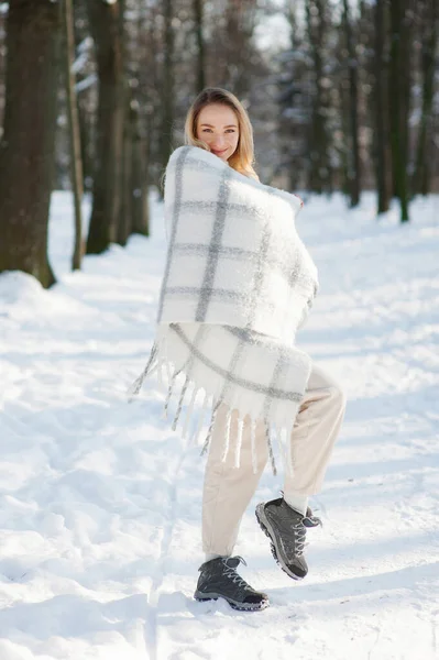 Şirin Genç Kadın Portresi Kışın Açık Havada Rahatlama — Stok fotoğraf