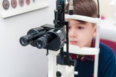 Bir çocuğun gözlerini incelemek için özel donanım.