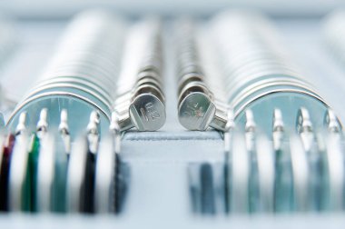 Görme testi için optalmik deneme lensi ayarlandı