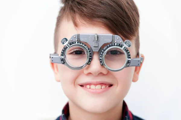 Niño Con Gafas Comprueba Visión Ocular Oftalmólogo Imagen De Stock