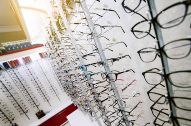 Gözlükçülerde sıra sıra gözlük. Gözlük dükkanı. Optik mağazasında gözlüklü dur..