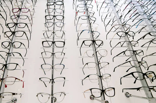 Szemüvegsor Egy Optikusnál Szemüveges Bolt Szemüveges Állvány Optika Raktárában — Stock Fotó