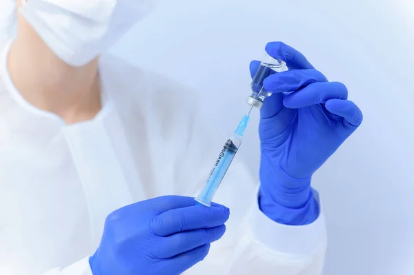 Доктор Наполняет Шприц Лекарствами Крупным Планом Вакцинация Иммунизация — стоковое фото