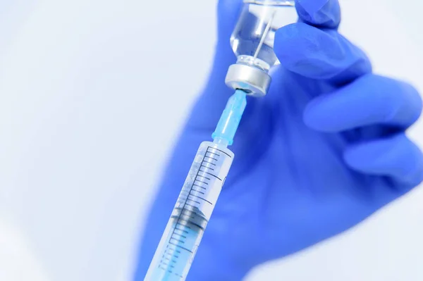 Läkaren Fyller Sprutan Med Medicin Närbild Vaccination Och Immunisering Stockbild