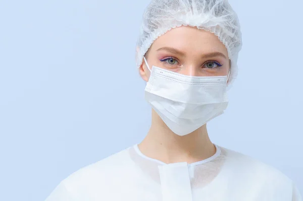 Retrato Uma Médica Enfermeira Que Usa Boné Médico Máscara Facial Fotografias De Stock Royalty-Free