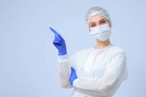 Porträtt Kvinnlig Läkare Eller Sjuksköterska Med Medicinsk Mössa Och Ansiktsmask Stockfoto