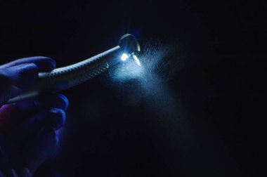 Matkapla dişçi eli, dişçi matkap makinesinin su ile nasıl çalıştığını gösterir