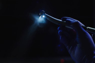 Matkapla dişçi eli, dişçi matkap makinesinin su ile nasıl çalıştığını gösterir