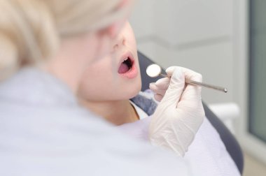 Diş muayenehanesinde dişçisi olan bir çocuk.