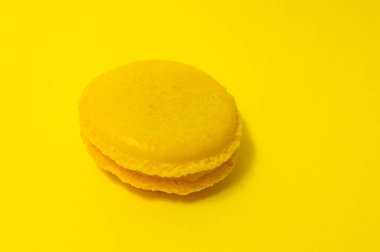 Sarı arka planda sarı badem kurabiyeleri