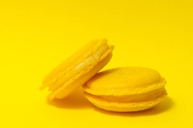 Sarı arka planda sarı badem kurabiyeleri