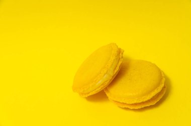 Sarı arka planda sarı badem kurabiyeleri