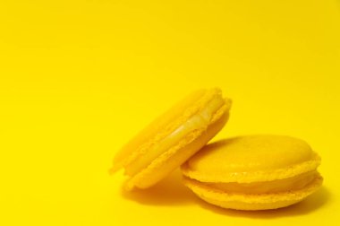 Sarı arka planda sarı badem kurabiyeleri