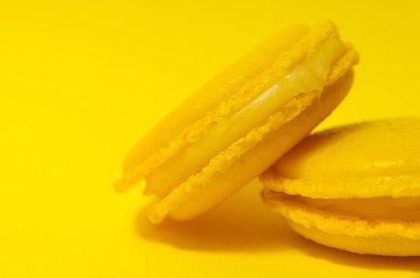 Sarı arka planda sarı badem kurabiyeleri