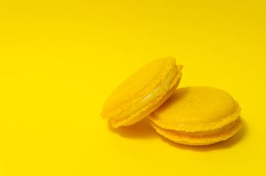 Sarı arka planda sarı badem kurabiyeleri