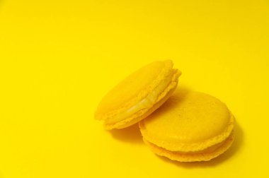 Sarı arka planda sarı badem kurabiyeleri