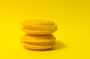 Sarı arka planda sarı badem kurabiyeleri