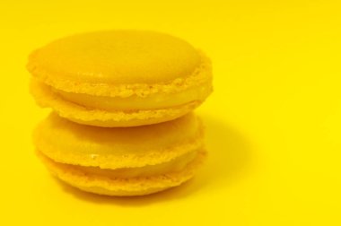 Sarı arka planda sarı badem kurabiyeleri