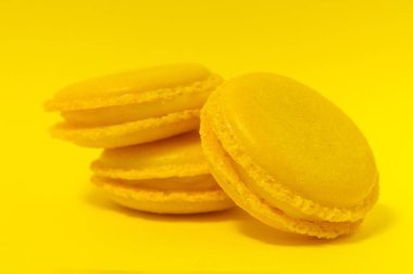 Sarı arka planda sarı badem kurabiyeleri