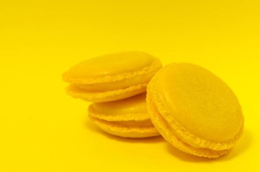 Sarı arka planda sarı badem kurabiyeleri