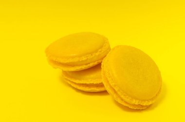 Sarı arka planda sarı badem kurabiyeleri