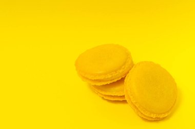 Sarı arka planda sarı badem kurabiyeleri