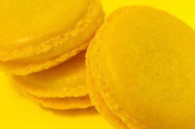 Sarı arka planda sarı badem kurabiyeleri