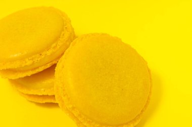 Sarı arka planda sarı badem kurabiyeleri